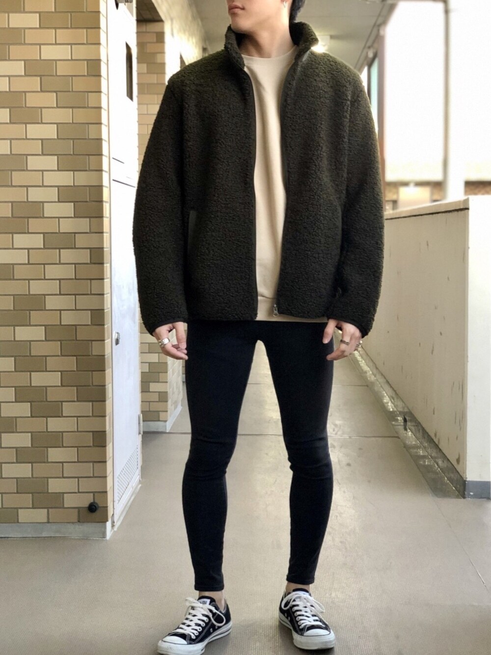 「ボア、ボアジャケット、黒スキニー、オーバーサイズ、UNIQLO、スウェット、スニーカー、コンバース、スニーカーコーデ、プチプラ」｜「HAREのフープピアス/シルバー925(HARE)（ピアス（片耳用）、シルバー系）」を使った、まるさん（メンズ・171cm）の冬コーディネートの1枚目の写真