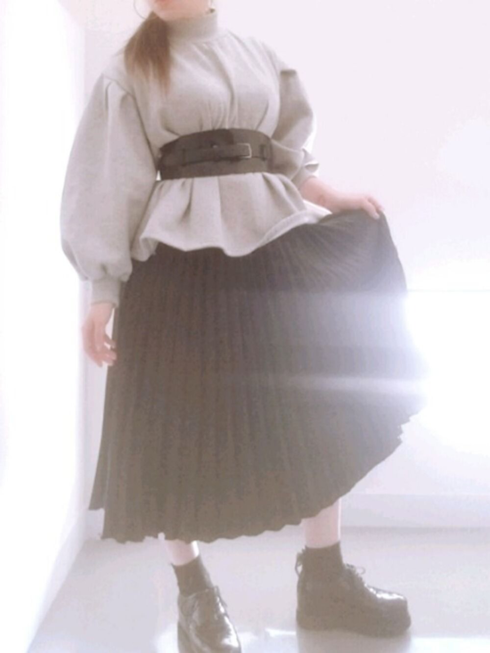 「キレイめ、シンプル、ぺプラムトップス、黒スカート、ベルト、Narcissus、モノトーン」｜「Narcissusの【cheap!!by vaNite】サテンプリーツスカート（スカート、ブラック系）」を使った、nanacoさん（レディース・157cm）の冬コーディネートの1枚目の写真
