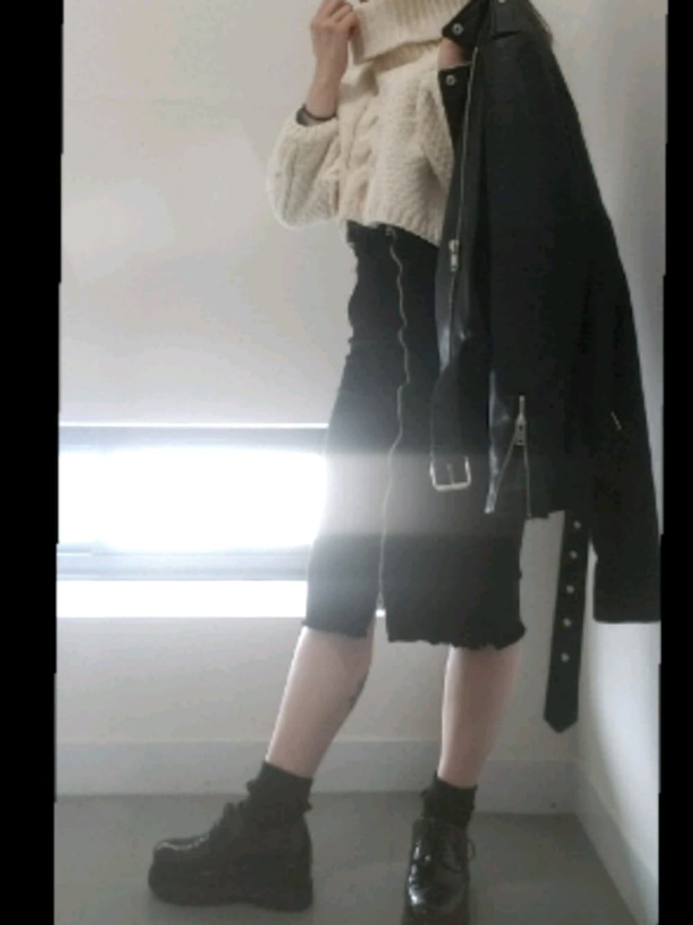 「シンプル、ootd、モノトーン、タートルネック、ハイウエスト、ショート丈トップス」｜「Bershkaのアイテム（ライダースジャケット、ブラック系）」を使った、nanacoさん（レディース・157cm）の冬コーディネートの1枚目の写真