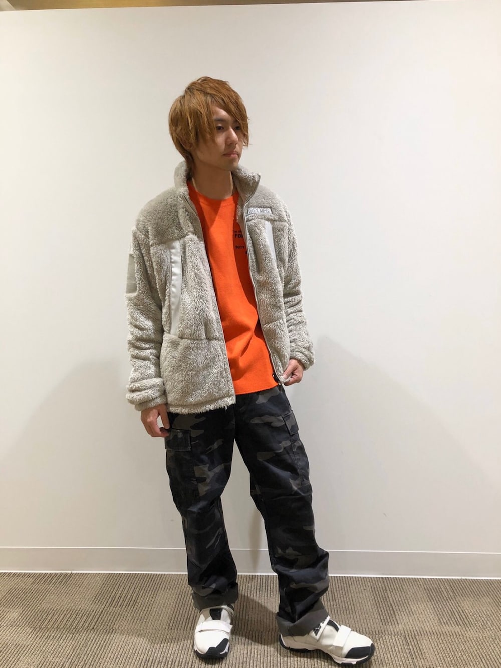 「カジュアル、秋のコーデ、AVIREX、シルバー、迷彩、フリース、オレンジ、カーゴパンツ、岡山、イオンモール岡山」｜「AVIREXのフリース コンバット ジップカーディガン/LONG PILE FLEECE COMBAT ZIP CARDIGAN（ミリタリージャケット、シルバー系）」を使った、だいちさん（メンズ・172cm）の秋コーディネートの1枚目の写真