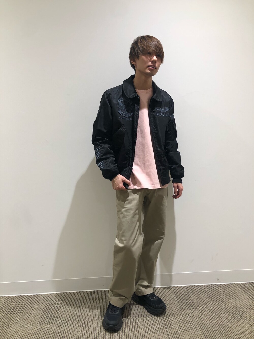 「ミリタリー、ピンク、チノパン、AVIREX、刺繍、カーキ、フライトジャケット、丸襟、トップガン、CWU-36」｜「AVIREXのシーダブルユー36P F-117A/CWU-36P F-117A（ミリタリージャケット、ブラック系）」を使った、だいちさん（メンズ・172cm）の冬コーディネートの1枚目の写真