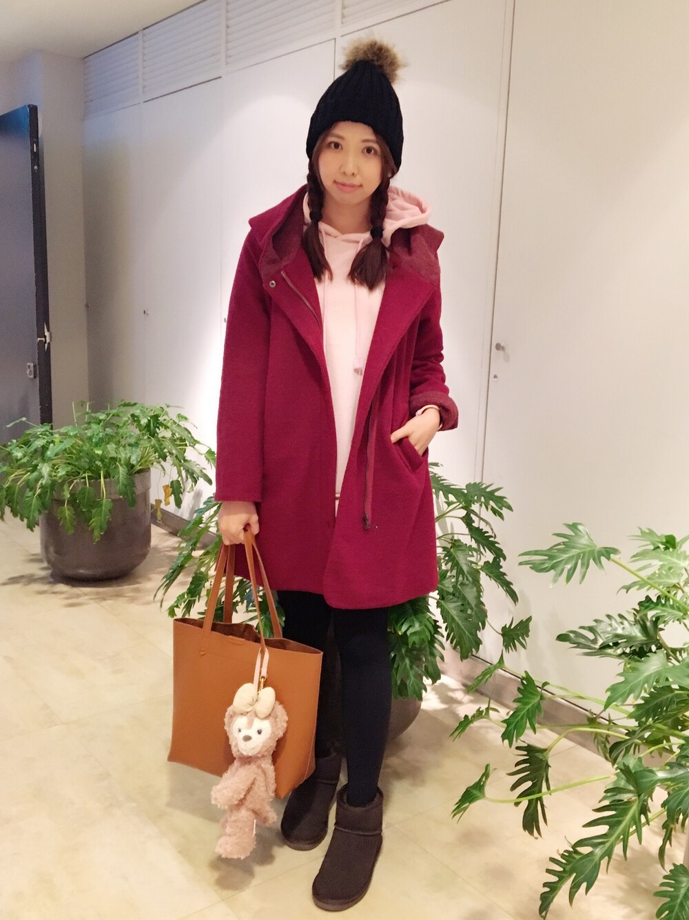 レッド系のダッフルコート、ブラウン系のブーツ、ピンク系のTシャツ/カットソーを着用したレディースの春コーディネートの1枚目の写真