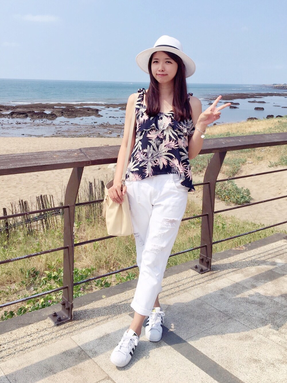 「summer、Boyfriend Jeans、hat」｜「Heatherのアイテム（ベスト、ブルー系）」を使った、Mimiさん（レディース・166cm）の夏コーディネートの1枚目の写真