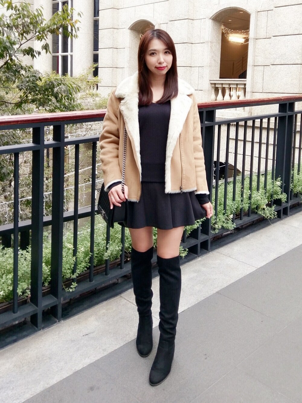 「UNIQLO、ALLBLACK」｜「UNIQLOのムートンタッチジャケット（その他アウター、ベージュ系）」を使った、Mimiさん（レディース・166cm）の冬コーディネートの1枚目の写真