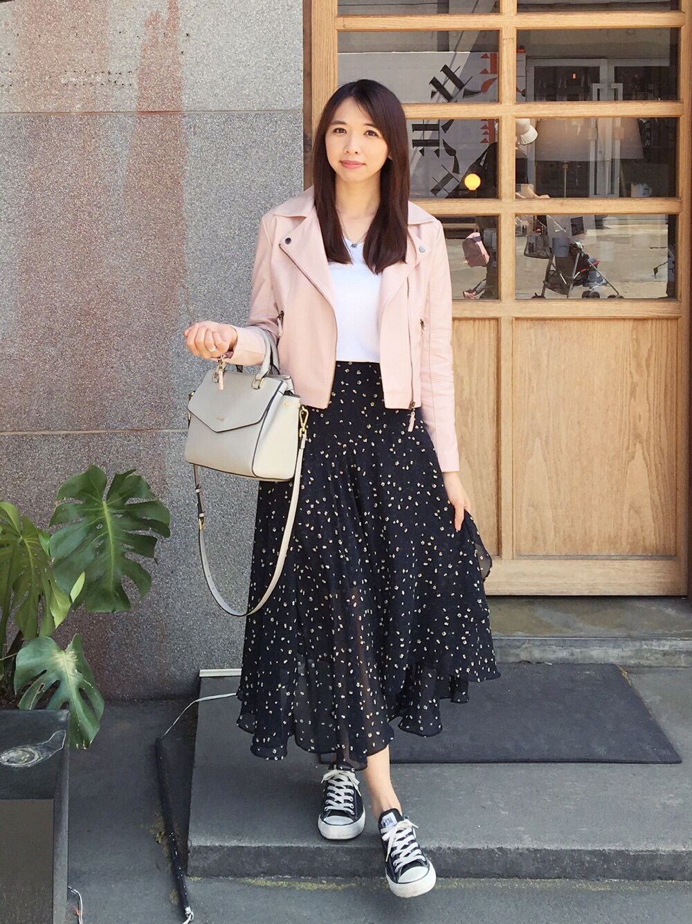 「jacket 、long skirt」｜「CONVERSEのCONVERSE ALL STAR OX(BLACK)（スニーカー、ブラック系）」を使った、Mimiさん（レディース・166cm）の春コーディネートの1枚目の写真
