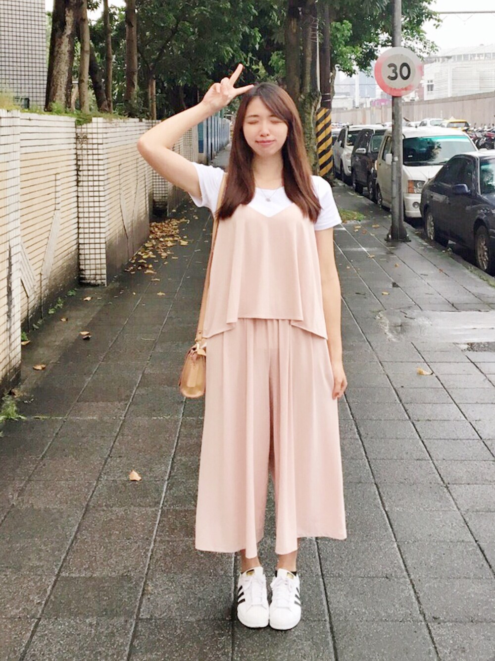 「summer、UNIQLO」｜「UNIQLOのキャミソールオールインワン（ワンピース、ブラック系）」を使った、Mimiさん（レディース・166cm）の春コーディネートの1枚目の写真