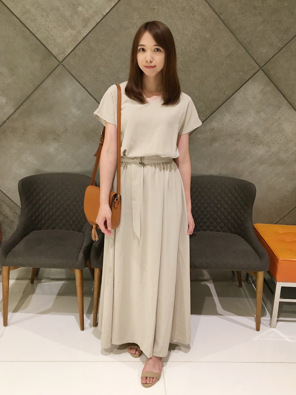「summer、titivate、ワンピース」｜「titivateのﾍﾞﾙﾄ付きVﾈｯｸﾛﾝｸﾞﾜﾝﾋﾟｰｽ（ワンピース、ベージュ系）」を使った、Mimiさん（レディース・166cm）の夏コーディネートの1枚目の写真