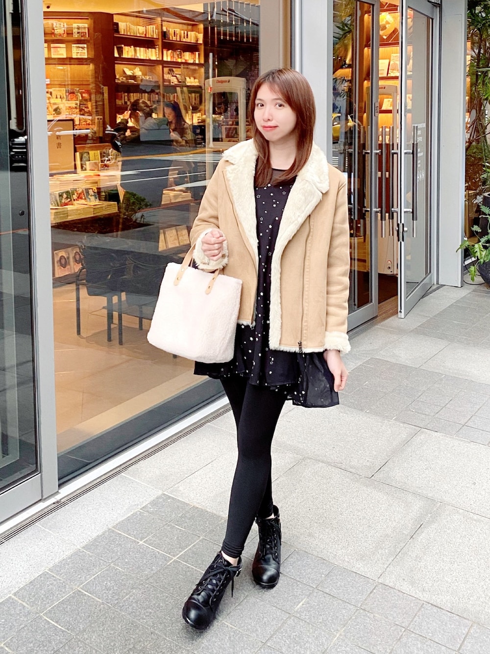 「UNIQLOのムートンタッチジャケット（その他アウター、ベージュ系）」を使った、Mimiさん（レディース・166cm）の冬コーディネートの1枚目の写真