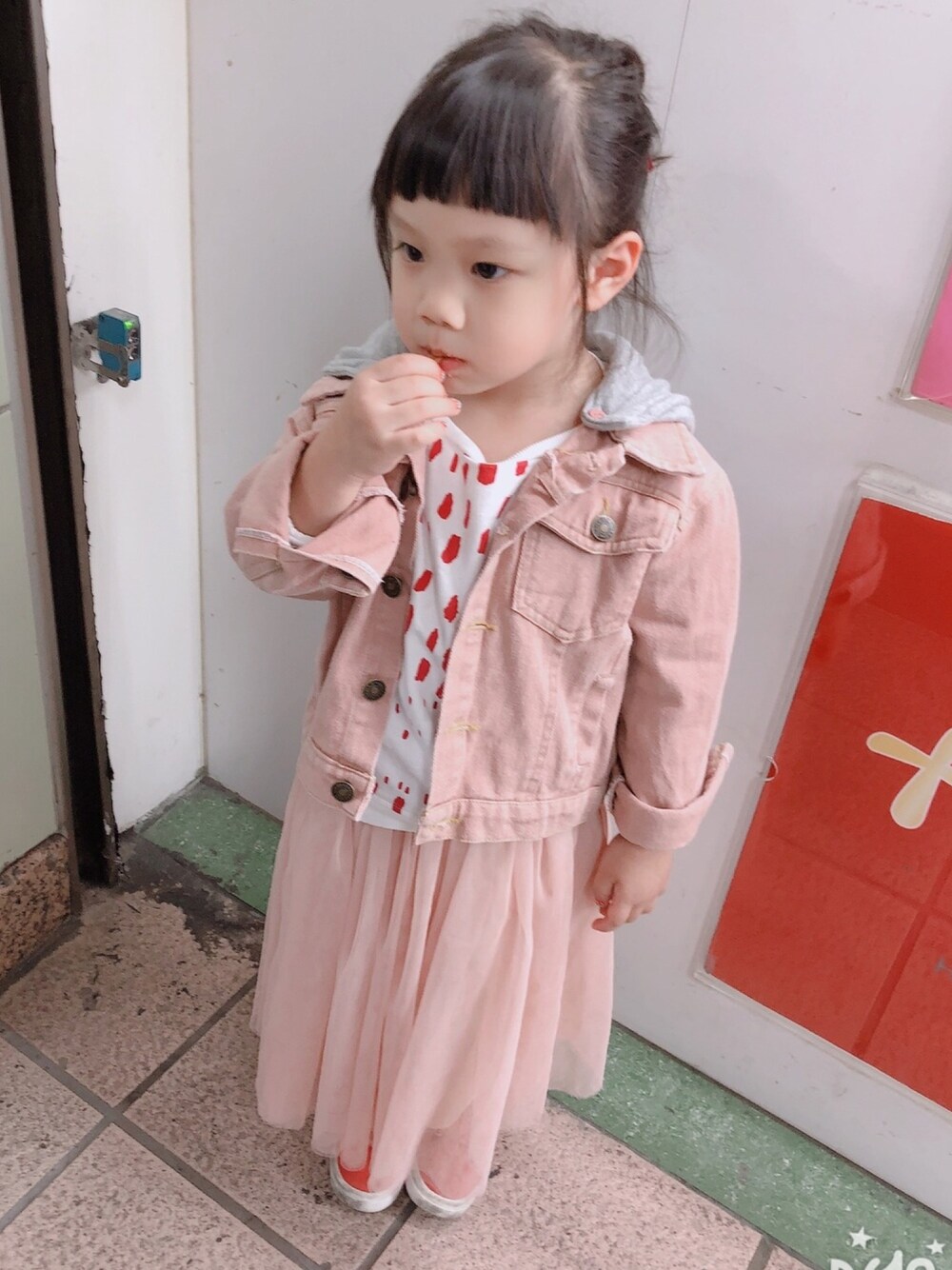 「SUPERGAのアイテム（スニーカー、レッド系）」を使った、Lilyさん（キッズ・90cm）の春コーディネートの1枚目の写真