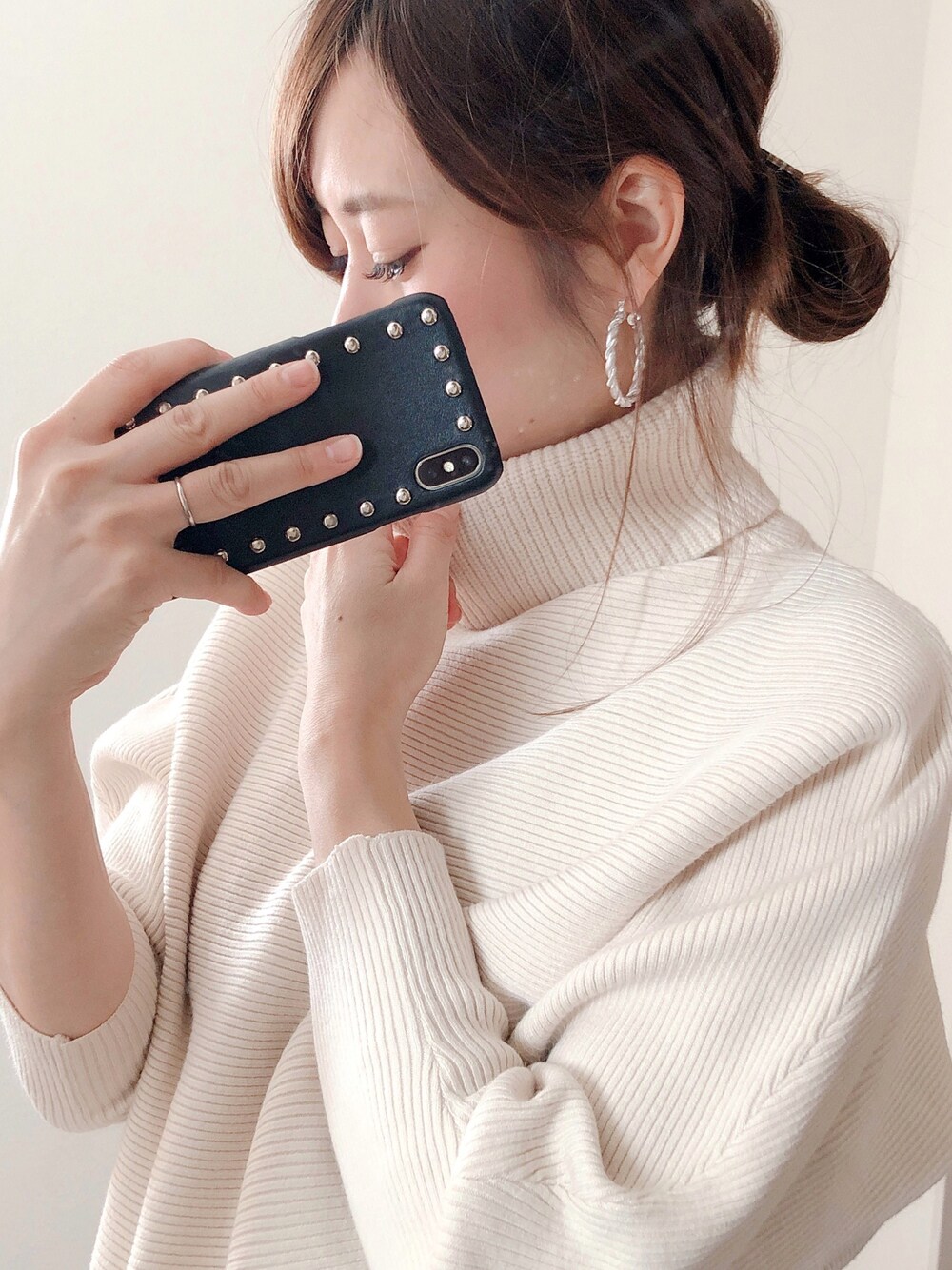 「秋コーデ、シンプルコーデ、おしゃれさんと繋がりたい、ざっくりニット、iPhoneケース、スマホケース、ニット、オトナカジュアル、ママコーデ、きれいめカジュアル」｜「ISOOKの金子麻貴さんコラボ第2弾スタッズiPhoneケース（スマホケース/カバー、ブラック系）」を使った、Eさん（レディース・169cm）の秋コーディネートの1枚目の写真