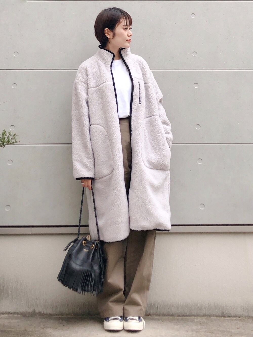 「大人カジュアル、お洒落さんとつながりたい、冬コーデ、スニーカー、コンバース、ママコーデ、カーブパンツ、ユニクロ、moment+」｜「moment+のスタンドカラーボアコート（ブルゾン、ベージュ系）」を使った、Eさん（レディース・169cm）の秋コーディネートの1枚目の写真