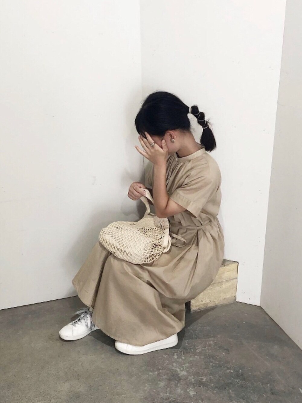 「低身長、148cm、148cmコーデ、バンドカラーギャザーワンピース、秋服準備はじめました、無印良品、メッシュバッグ、紐アレンジ、編みバッグ、ベージュコーデ」｜「GUのアイテム（シャツワンピース、ベージュ系）」を使った、まさん（レディース・148cm）の秋コーディネートの1枚目の写真