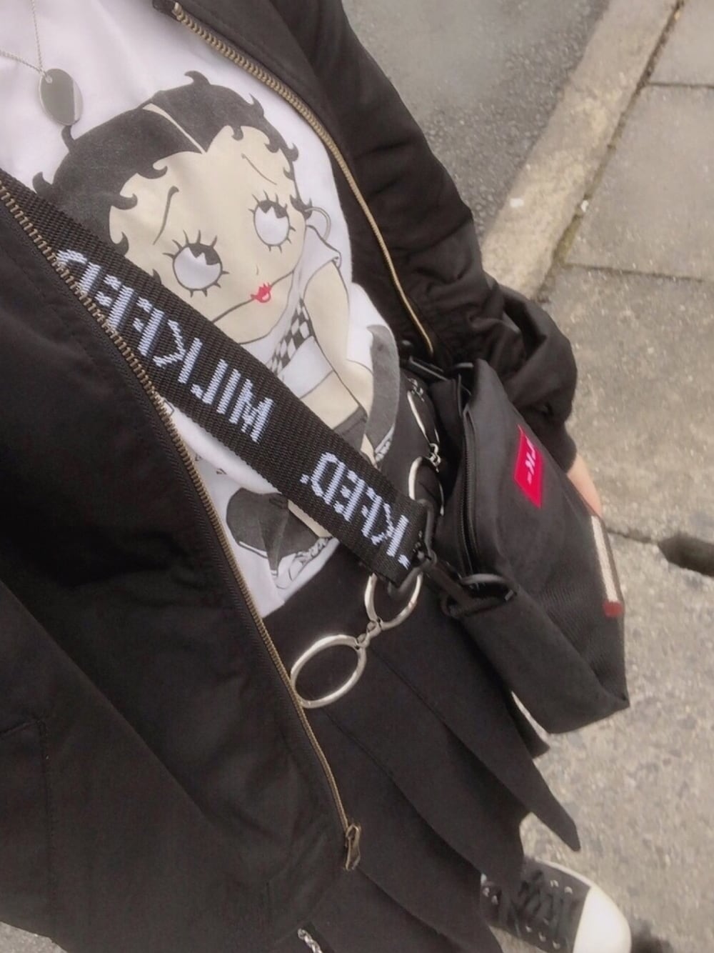 「ストリート、ストリートMIX、黒コーデ、シルバーアクセサリー、チェーンベルト、ショルダーバッグ、mini付録、MILKFED.、テニススカート、やっぱりストリートが好き」｜「SPINNSのチェーンネックレス　無地メダル（ネックレス、シルバー系）」を使った、まさん（レディース・148cm）の冬コーディネートの1枚目の写真