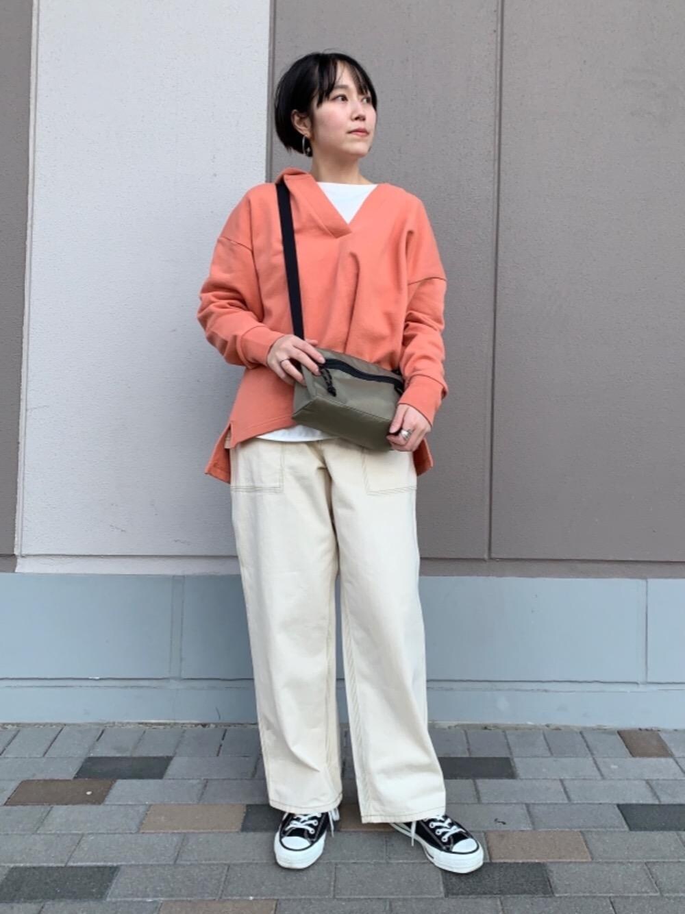 「ワイドパンツ、coen、春カラー、春コーデ、春のオシャレはパンツから」｜「coenの【WEB限定カラー】ボートネックプルオーバー（ラウンドヘムカットソー）#（Tシャツ/カットソー、ホワイト系）」を使った、いしかわさん（レディース・158cm）の冬コーディネートの1枚目の写真