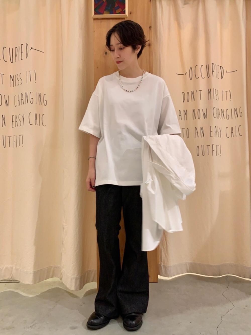 「メンズライク、ホワイトコーデ、フレアパンツ、シンプルコーデ、でにむ」｜「coenのヘビー天竺ビッグシルエットTシャツ（Tシャツ/カットソー、ホワイト系）」を使った、いしかわさん（レディース・158cm）の夏コーディネートの1枚目の写真