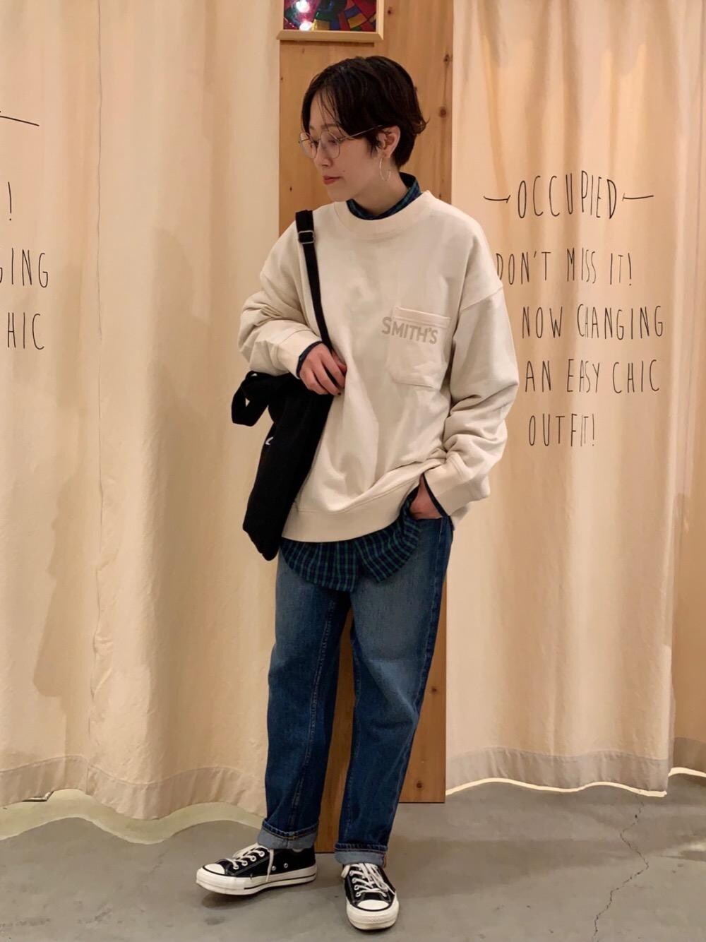 「メンズライク、デニムアイテム、SMITH'S別注、注目の新作」｜「coenの【WEB限定カラー：シルバー】coen2WAYロゴトートバッグ（トートバッグ、ホワイト系）」を使った、いしかわさん（レディース・158cm）の秋コーディネートの1枚目の写真
