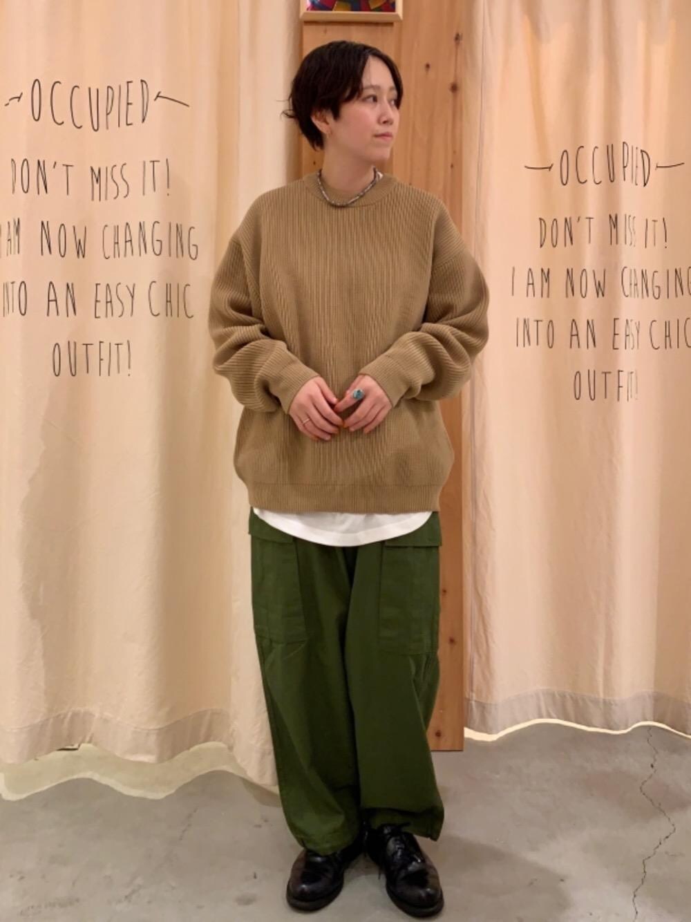 「大人カジュアル、メンズライク、カラバリアイテム、1万円以下コーデ、こだわりのある服をちょうどいい価格で」｜「coenのリップストップカーゴパンツ(セットアップ対応)（カーゴパンツ、グリーン系）」を使った、いしかわさん（レディース・158cm）の秋コーディネートの1枚目の写真