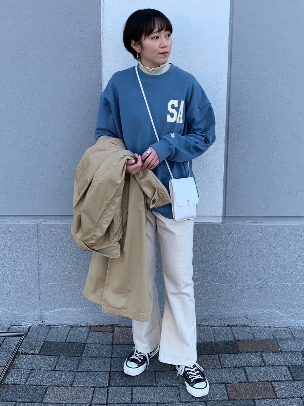「別注アイテム、でにむ、梅春カラー」｜「coenのバックスリットフレアデニムパンツ（WEB限定サイズ）（デニムパンツ、ホワイト系）」を使った、いしかわさん（レディース・158cm）の冬コーディネートの1枚目の写真