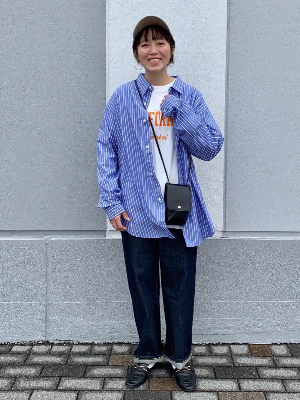 「シンプルコーデ、梅春カラー、2022春夏トレンド」｜「coenのテーパードレッグデニム#（デニムパンツ、ブルー系）」を使った、いしかわさん（レディース・158cm）の冬コーディネートの1枚目の写真