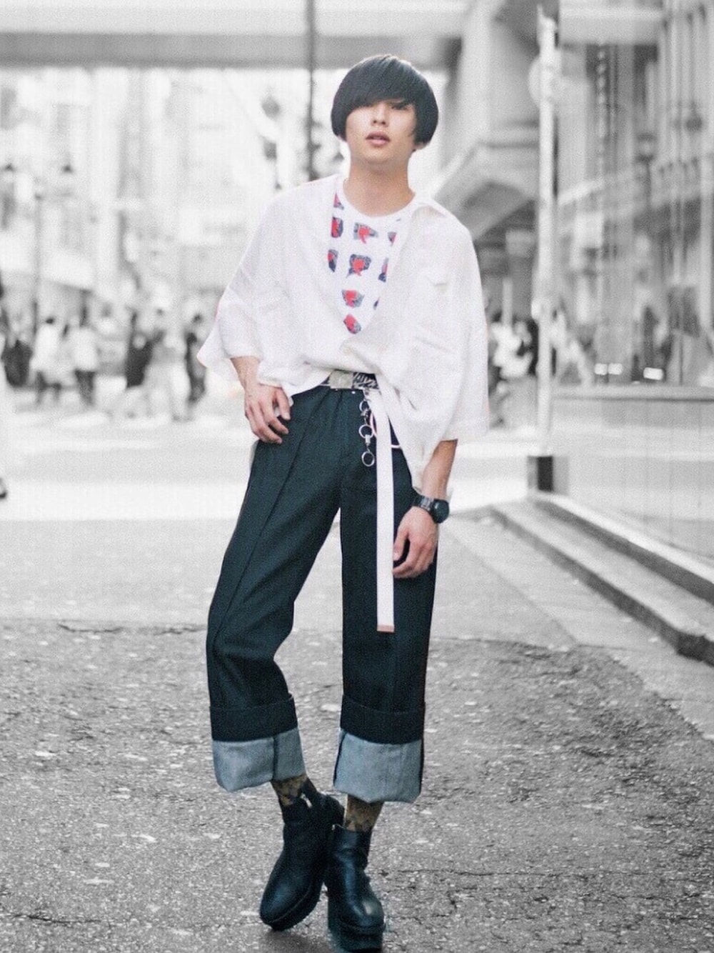 「秋コーデ、休日スタイル、モノトーン、ビッグシルエット、ブラック、ホワイト、ワイトパンツ、ビッグシャツ、FACETASM、JOHN LAWRENCE SULLIVAN」｜「FACETASMのSTREET TOUGH SHIRT（シャツ/ブラウス、ホワイト系）」を使った、とむさん（メンズ・173cm）の秋コーディネートの1枚目の写真
