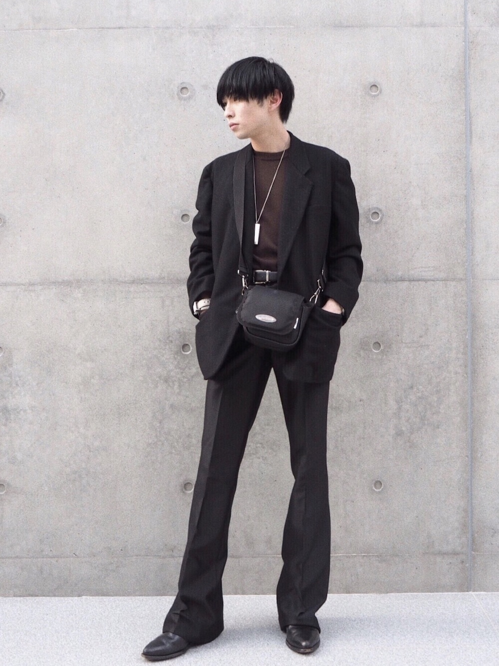 ブラック系のテーラードジャケット、ブラウン系のその他パンツ、ブラウン系のニット/セーターを着用したメンズの秋コーディネートの1枚目の写真