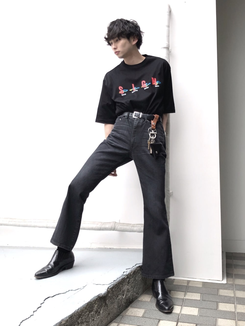 「おしゃれさんと繋がりたい、夏コーデ、タックイン、シンプル、ブラックコーデ、ワントーン、フレアデニム、Tシャツ×デニム、JOHN LAWRENCE SULLIVAN、STUDIOUS」｜「STUDIOUSの【STUDIOUS】SIGNプリント半袖Tシャツ（Tシャツ/カットソー、ブラック系）」を使った、とむさん（メンズ・173cm）の夏コーディネートの1枚目の写真