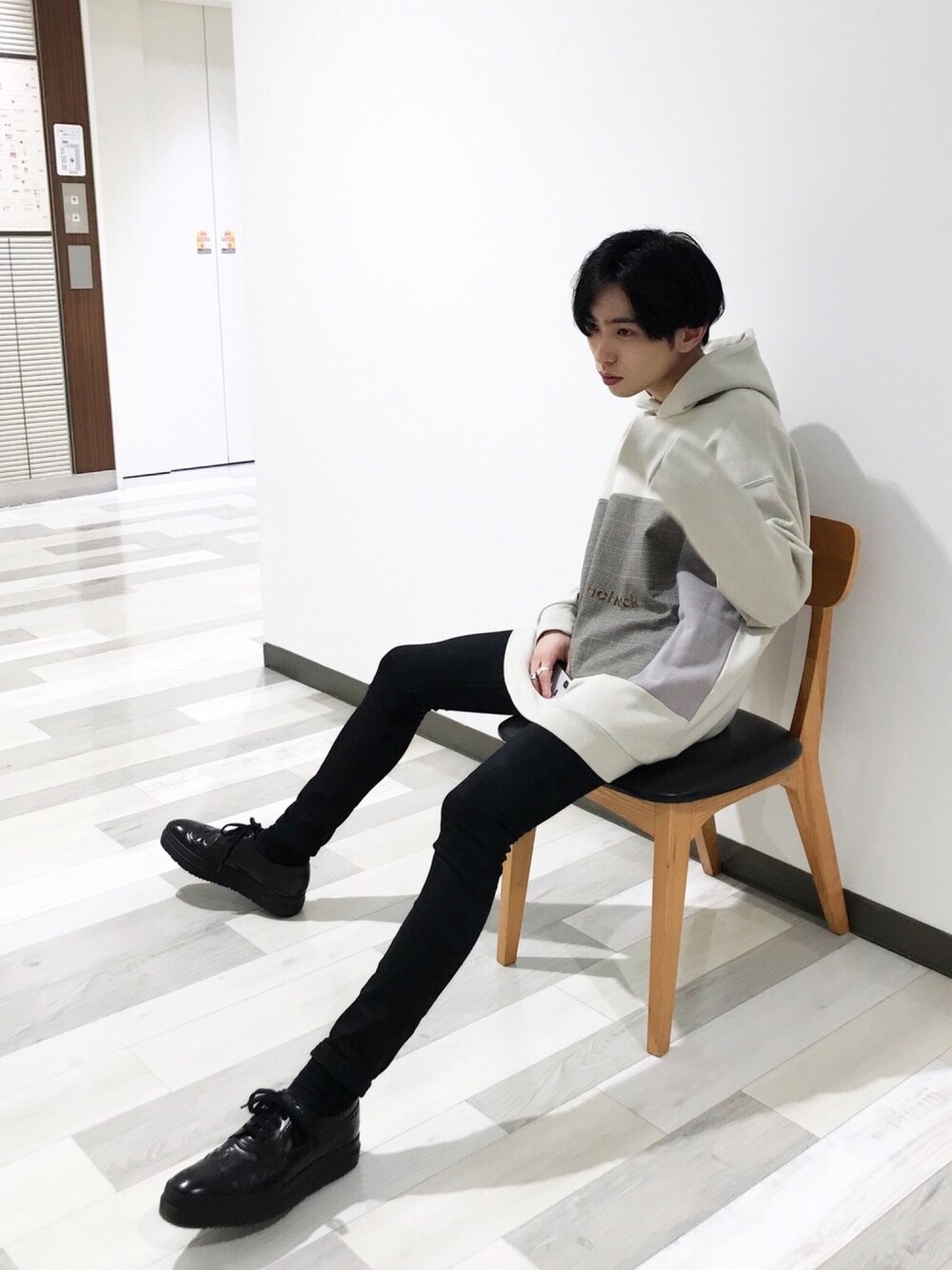 「秋のカフェオレコーデ、秋コーデ、パーカー、スキニー、ホワイト、ブラック、シンプルスタイル、モノトーンコーデ、STUDIOUS、PRADA」｜「STUDIOUSの【STUDIOUS】プレミアムKOJIMAリジットスキニー（デニムパンツ、ブラック系）」を使った、とむさん（メンズ・173cm）の秋コーディネートの1枚目の写真