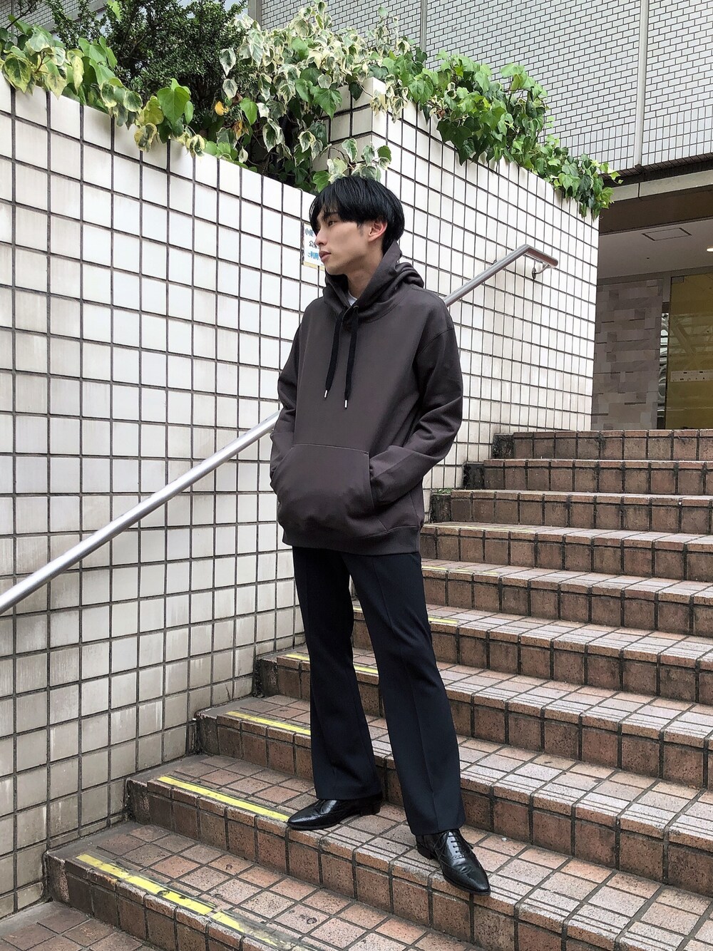「ラブアンドピース2019、ゆるコーデ、休日スタイル、パーカー、グレー、ブラック、オーバーサイズ、フレアパンツ、STUDIOUS、セレクトショップ」｜「STUDIOUSの【STUDIOUS】ハードシルケットプルオーバーフーディーver.2（パーカー、グレー系）」を使った、とむさん（メンズ・173cm）の秋コーディネートの1枚目の写真