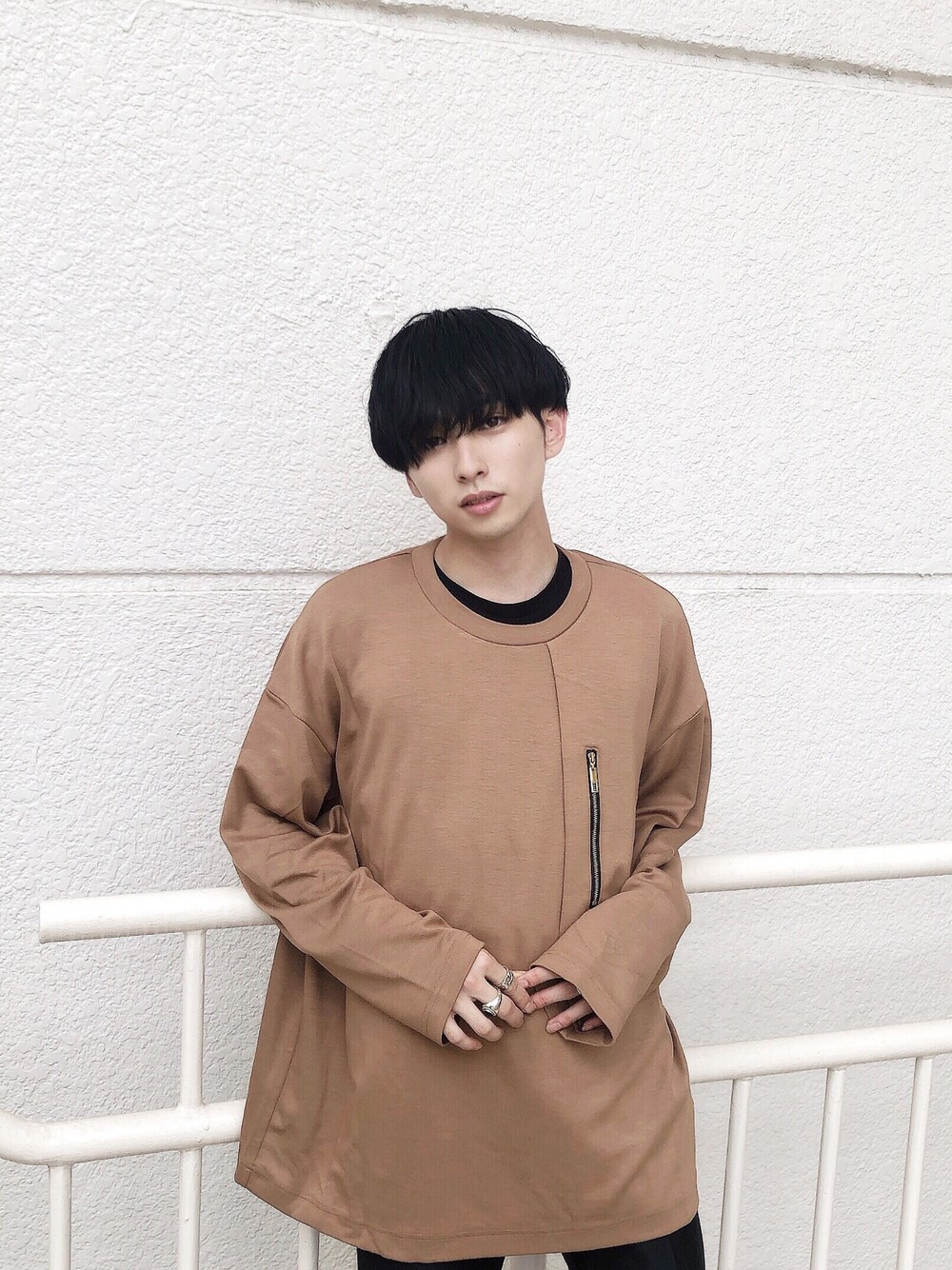 「シンプル、ロンT、ベージュ、オーバーサイズ、ロング丈、CULLNI、STUDIOUS」｜「CULLNIの【CULLNI】別注レイヤードZIPポケットスウェット/19-AW-046（スウェット、ベージュ系）」を使った、とむさん（メンズ・173cm）の秋コーディネートの1枚目の写真