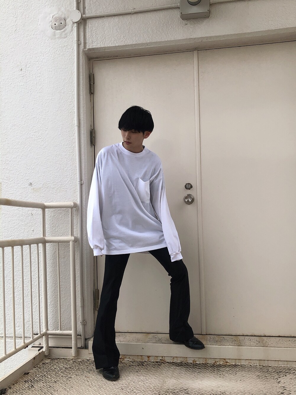 「ロンT、フレアパンツ、秋のコーデ、シンプルコーデ、ホワイト、ブラック、モノトーンコーデ、オーバーサイズ、STUDIOUS、name.」｜「Name.の【Name.】タックポケットロングスリーブティー/NMCU-19AW-00（Tシャツ/カットソー、ホワイト系）」を使った、とむさん（メンズ・173cm）の秋コーディネートの1枚目の写真