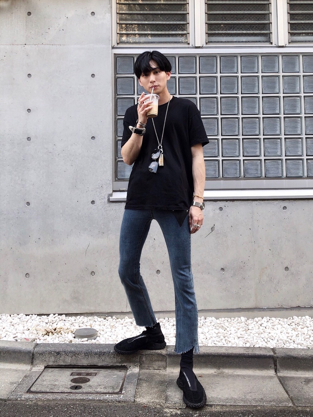 「シンプルコーデ、黒コーデ、大人カジュアル、デニム、スキニーデニム、韓国ファッション、韓国、韓国風」｜「STUDIOUSの【STUDIOUS】ラスターテンジク プレミアムTシャツ（Tシャツ/カットソー、ブラック系）」を使った、とむさん（メンズ・173cm）の秋コーディネートの1枚目の写真