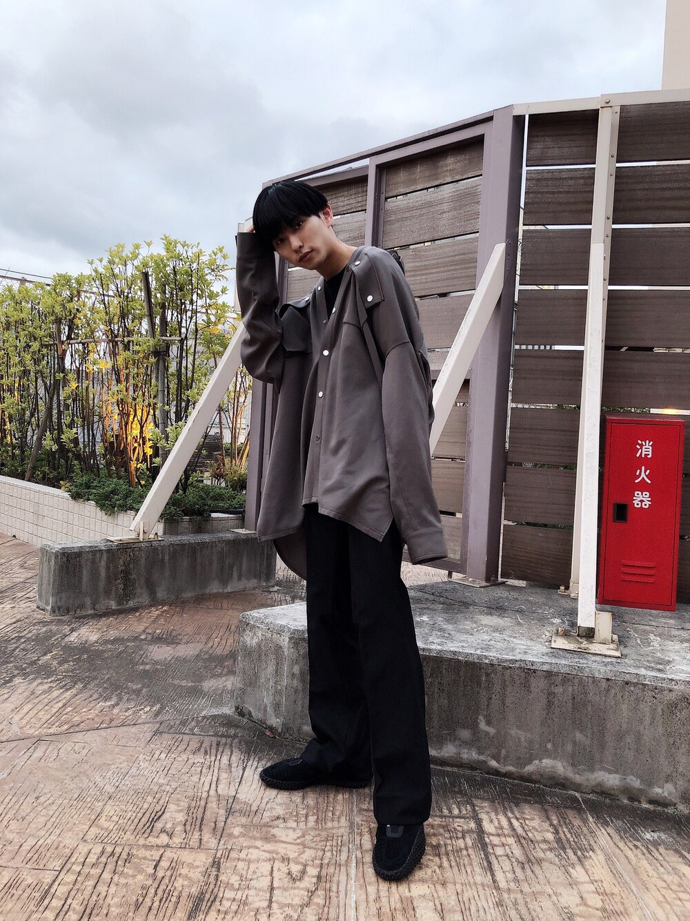 「秋コーデ、カジュアル、おしゃれさんと繋がりたい、いいね、save、フォローお願いします🤑、ロングシャツ、フレアパンツ、モノトーン、スラックス、ダッドスニーカー、adidas」｜「THEADのアイテム（シャツ/ブラウス、グレー系）」を使った、とむさん（メンズ・173cm）の秋コーディネートの1枚目の写真