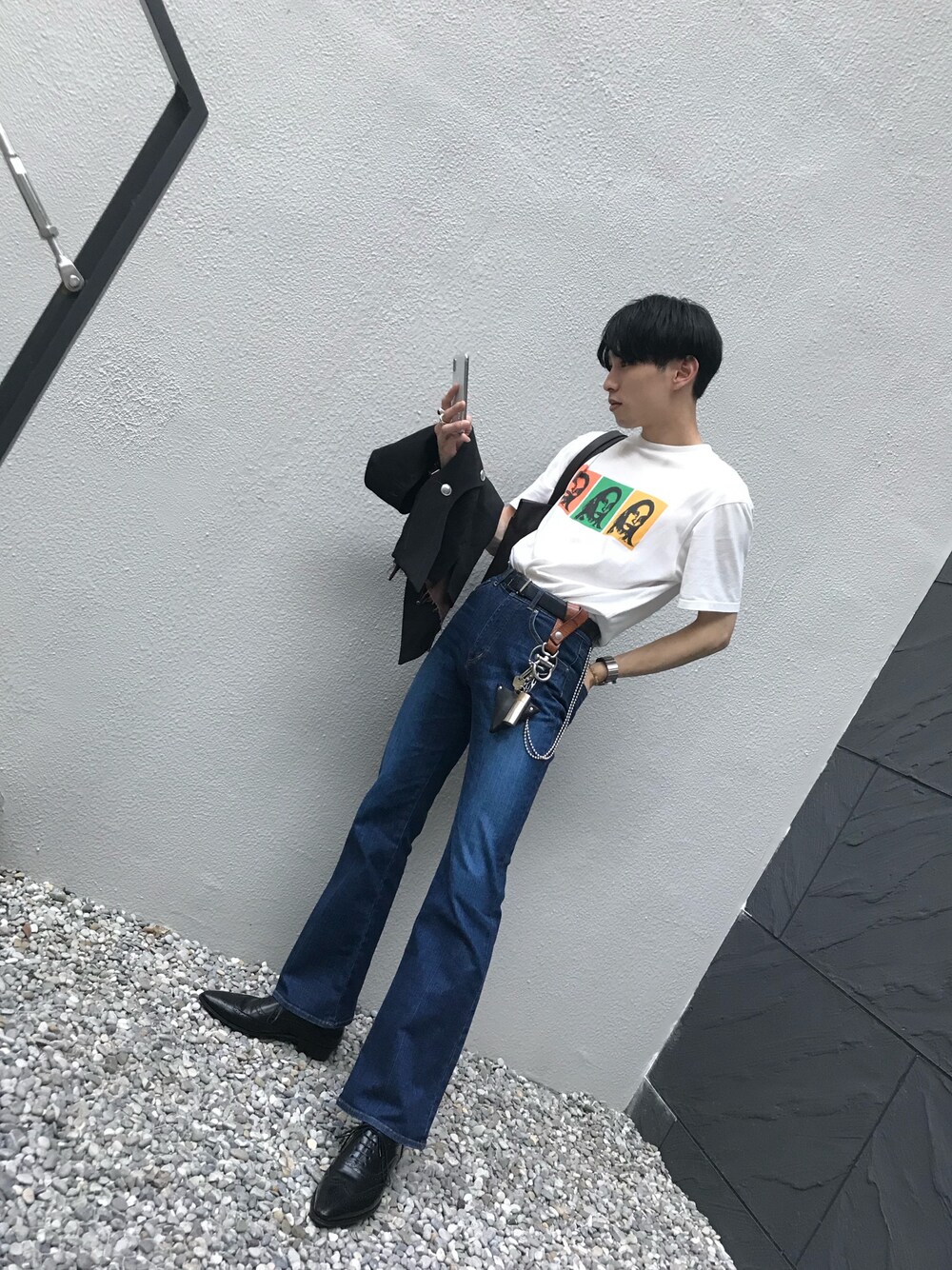 「Tシャツ、フレアデニム、大人カジュアル、秋、デニム、シンプルコーデ、休日スタイル、おしゃれさんと繋がりたい」｜「STUDIOUSの【STUDIOUS】ヴィンテージ加工 フレアーデニム（デニムパンツ、ブルー系）」を使った、とむさん（メンズ・173cm）の秋コーディネートの1枚目の写真