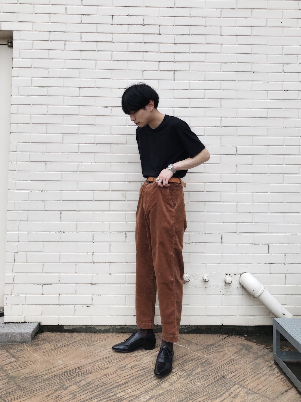 「シンプルコーデ、秋コーデ、ワイドパンツ、コーデュロイ、Tシャツ、ブラック、ブラウン、お洒落さんとつながりたい、GAP、AURALEE」｜「GAPのワイドレッグ コーデュロイパンツ（その他パンツ、ブラウン系）」を使った、とむさん（メンズ・173cm）の秋コーディネートの1枚目の写真