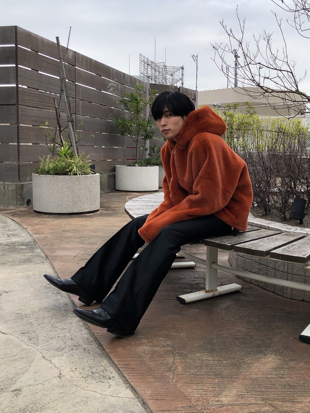 「やっぱりストリートが好き、秋のコーデ、ファー、パーカー、フレアパンツ、革靴、ブラック、オレンジ、LIBERUM、STUDIOUS」｜「liberumの【LIBERUM】アノラック ファーフーディ（パーカー、オレンジ系）」を使った、とむさん（メンズ・173cm）の秋コーディネートの1枚目の写真