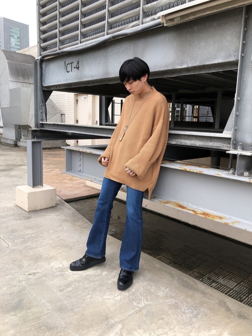 「おしゃれさんと繋がりたい、シンプル、ベージュ、ブルー、オーバーサイズ、フレアデニム、秋コーデ、冬コーデ、STUDIOUS、foot the coacher」｜「kreepeのアイテム（ニット/セーター、ベージュ系）」を使った、とむさん（メンズ・173cm）の秋コーディネートの1枚目の写真