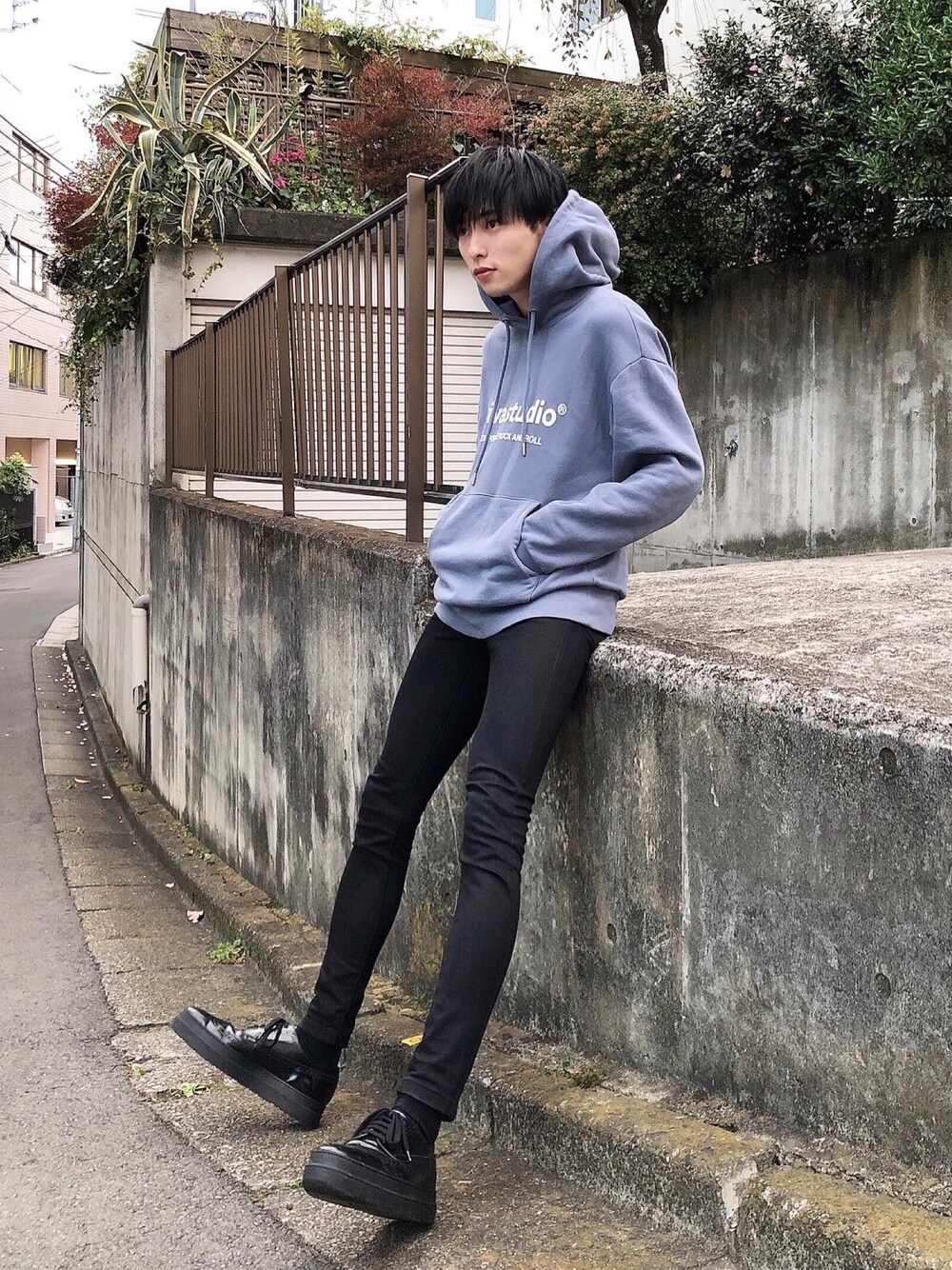「シンプル、ゆるコーデ、パーカー、黒スキニー、ブルー、ブラック、VIVASTUDIO、STUDIOUS、おしゃれさんと繋がりたい、韓国ファッション」｜「VIVASTUDIOのバイノーラルロゴプルオーバーパーカー/フーディー（パーカー、ブルー系）」を使った、とむさん（メンズ・173cm）の秋コーディネートの1枚目の写真