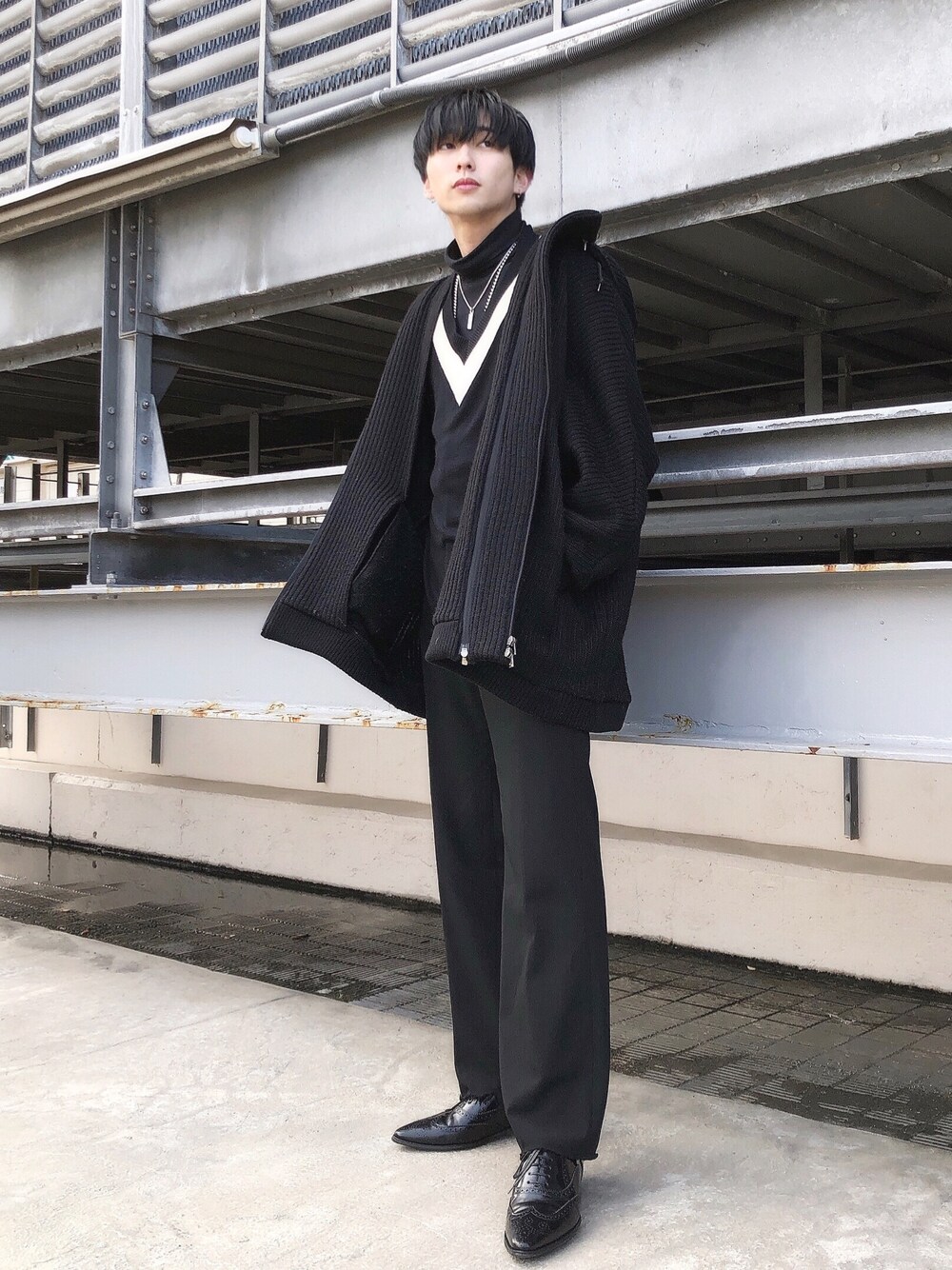 「シンプル、秋のコーデ、オールブラック、パーカー、ニット、オーバーサイズ、フレアパンツ、STUDIOUS、おしゃれさんと繋がりたい、韓国ファッション」｜「STUDIOUSの【STUDIOUS】シルクブレンドVネックチルデンニット（ニット/セーター、ブラック系）」を使った、とむさん（メンズ・173cm）の冬コーディネートの1枚目の写真