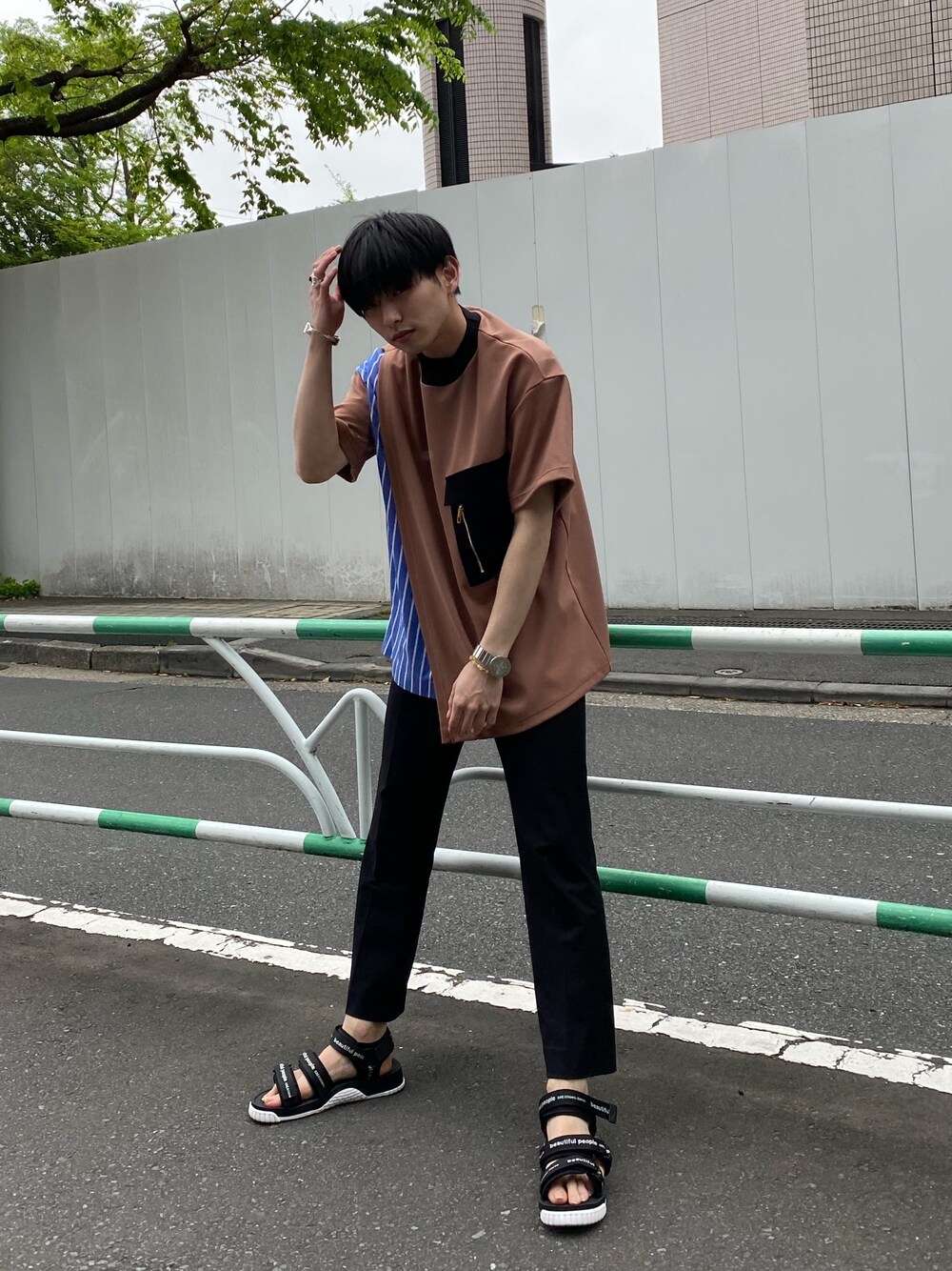 「簡単コーデ、夏コーデ、ピンク、スラックス、着回しコーデ、プルオーバー、いいね、save、フォローお願いします🤑、お洒落さんとつながりたい、オーバーサイズ、シンプルコーデ」｜「CULLNIの【CULLNI】STUDIOUS限定 STRIPE COMBINATION PO（Tシャツ/カットソー、ピンク系）」を使った、とむさん（メンズ・173cm）の春コーディネートの1枚目の写真