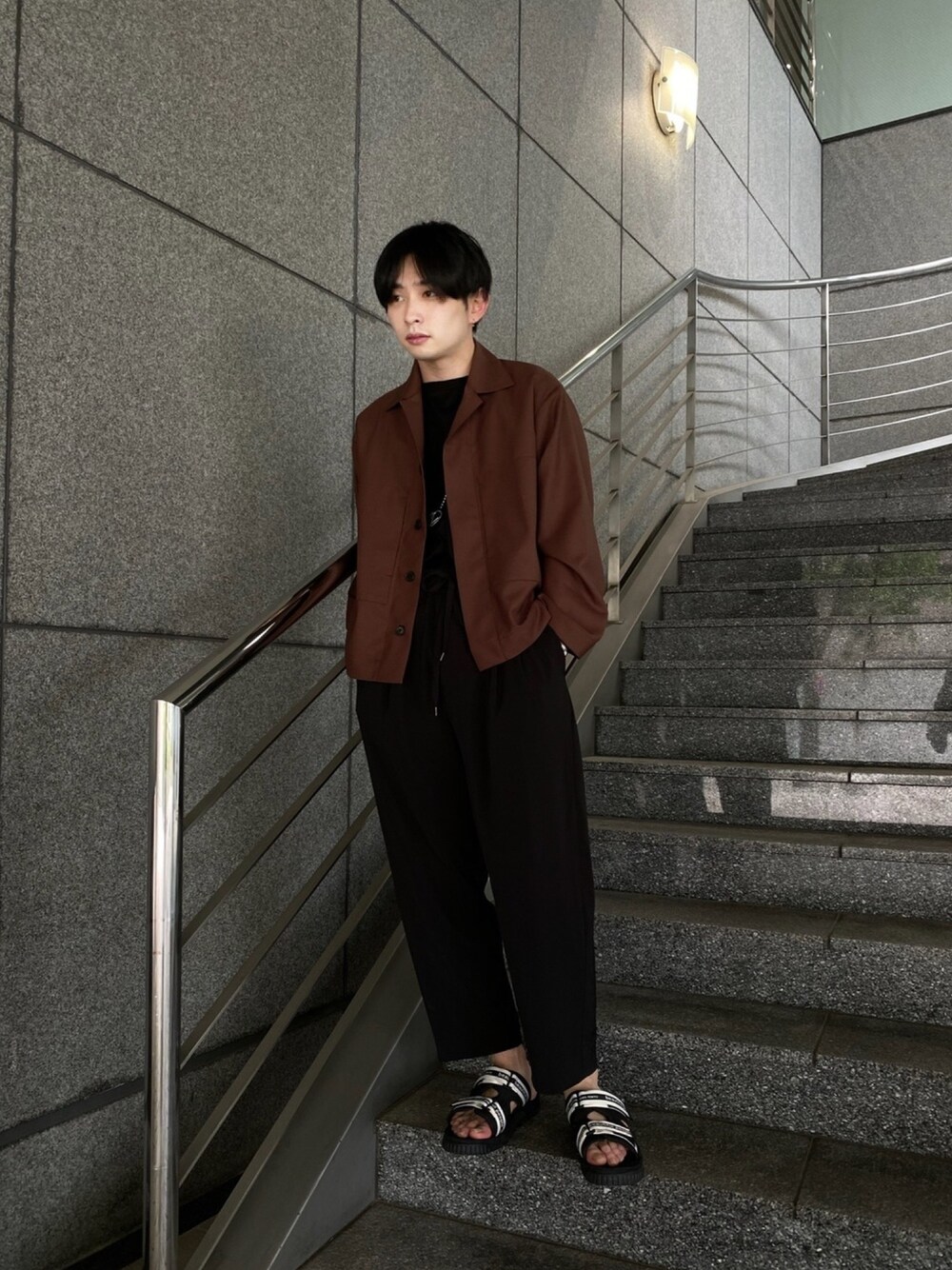 「休日コーデ、シンプルコーデ、ワイドパンツ、シャツスタイル、ブラウン、ブラック、大人カジュアル、オーバーサイズ、いいね、save、フォローお願いします🤑、いいね返し」｜「markawareの【MARKAWARE】ユーティリティ-CPOシャツ （セットアップ対応）/ A20A-04SH01C（シャツ/ブラウス、ブラウン系）」を使った、とむさん（メンズ・173cm）の春コーディネートの1枚目の写真