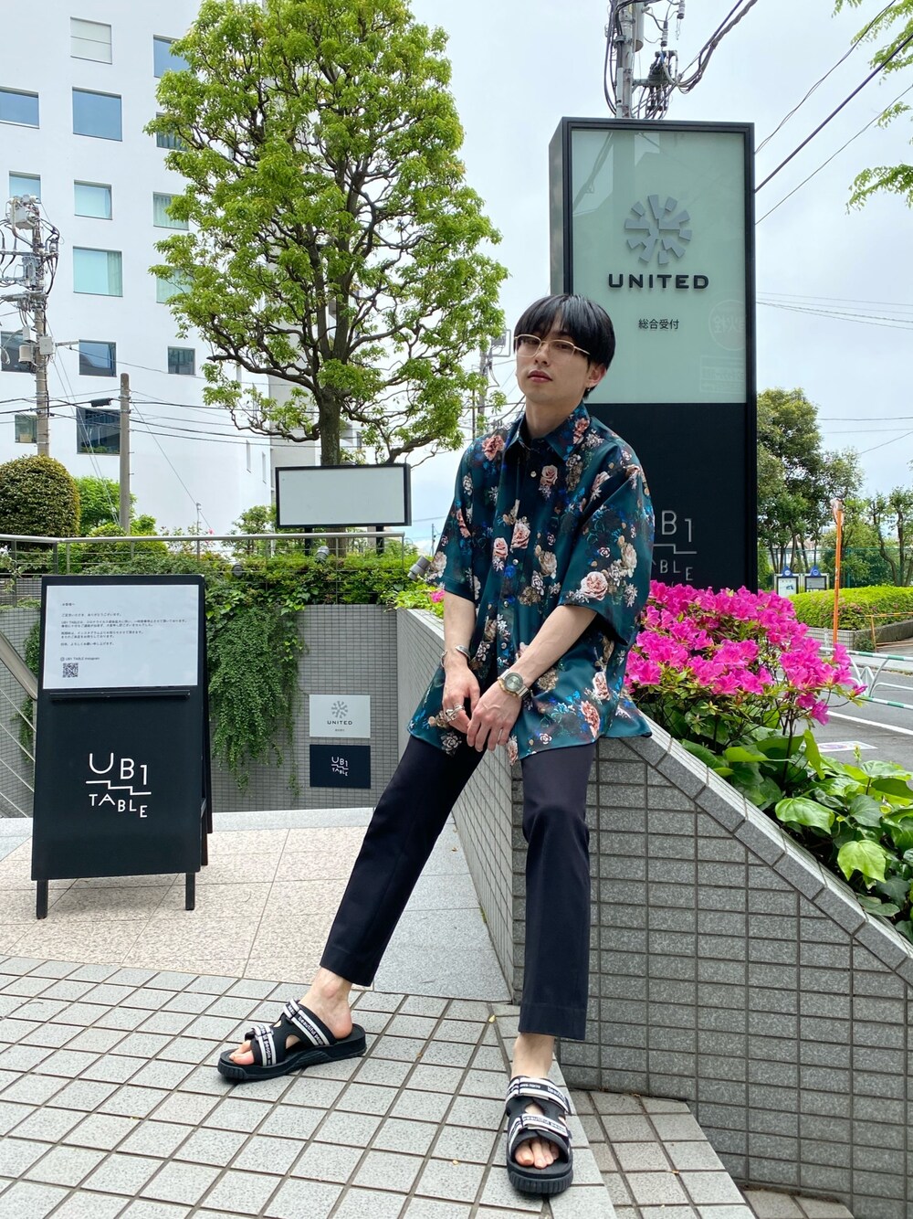 「大人カジュアル、モード、柄シャツ、スラックス、グリーン、ブラック、サンダル、JOHN LAWRENCE SULLIVAN、ビックシルエット、いいね、save、フォローお願いします🤑」｜「JOHN LAWRENCE SULLIVANの【 JOHN LAWRENCE SULLIVAN】STUDIOUS限定復刻 総柄Flower S/S Shirt（シャツ/ブラウス、グリーン系）」を使った、とむさん（メンズ・173cm）の春コーディネートの1枚目の写真