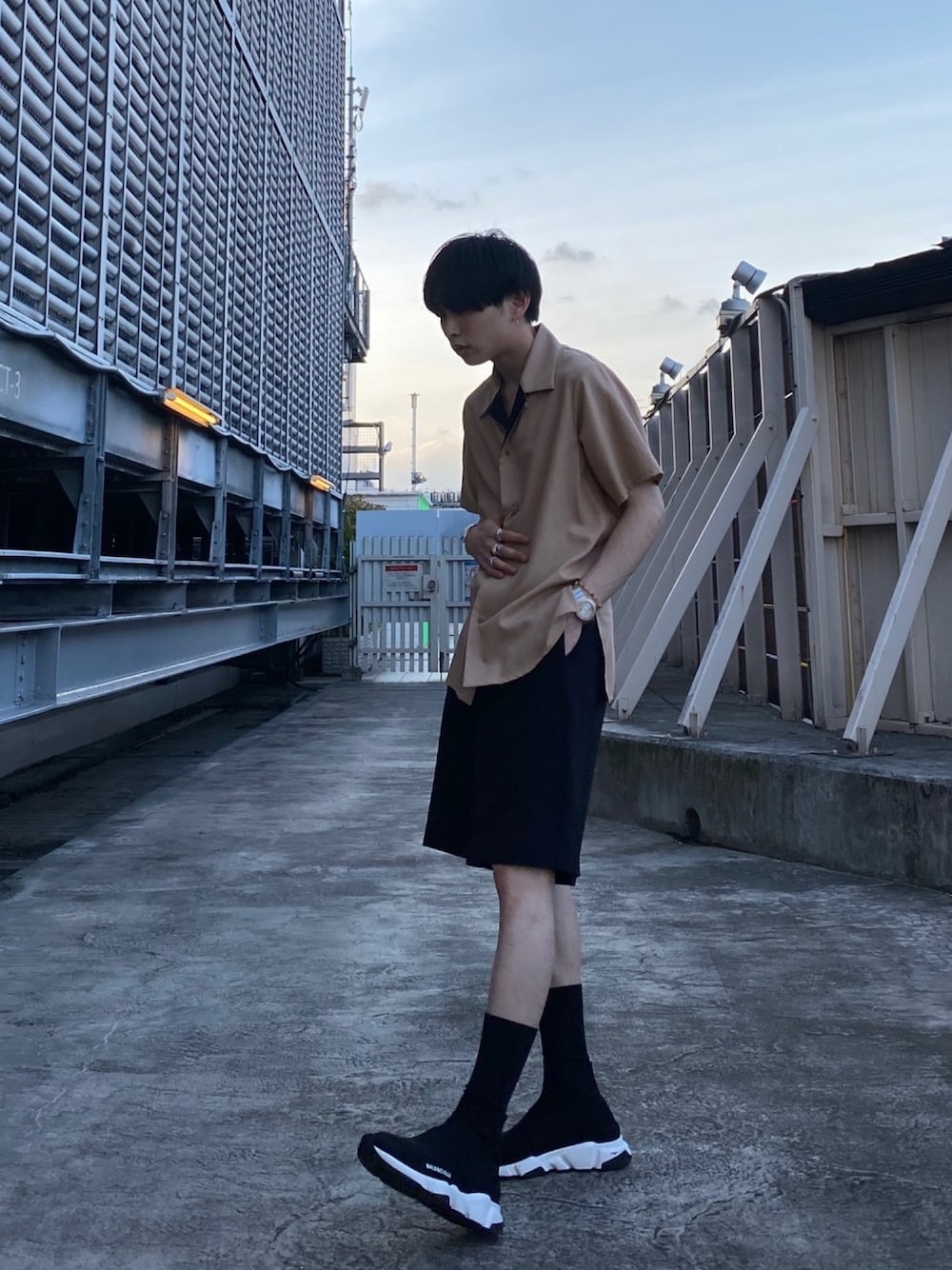 「半袖シャツ、ショーツ、ベージュ、ブラック、シャツ好き集まれ、オーバーサイズ、スニーカー、ETHOSENS、TARO HORIUCHI」｜「ETHOSENSの【ETHOSENS】EX.OC S/S SH / ES120-21（シャツ/ブラウス、グリーン系）」を使った、とむさん（メンズ・173cm）の夏コーディネートの1枚目の写真