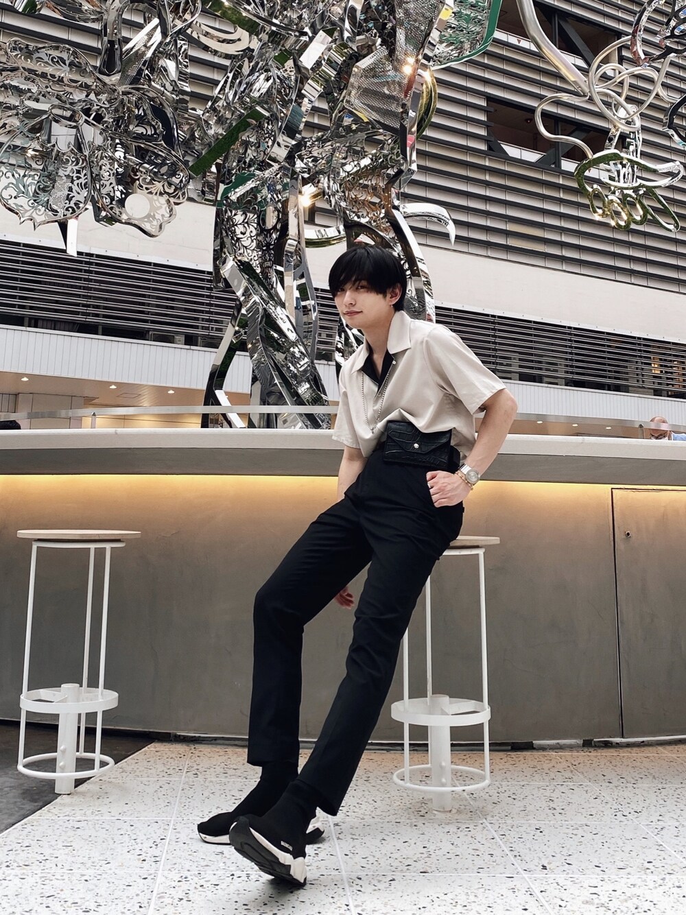「summer、夏コーデ、シャツスタイル、スラックス、ホワイト、ブラック、韓国ファッション、オルチャンファッション、ETHOSENS、STUDIOUS」｜「ETHOSENSの【ETHOSENS】EX.OC S/S SH / ES120-21（シャツ/ブラウス、ベージュ系）」を使った、とむさん（メンズ・173cm）の夏コーディネートの1枚目の写真