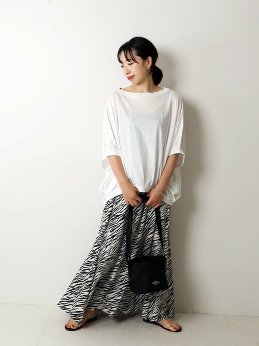 ホワイト系のTシャツ/カットソー、ブラック系のトートバッグを着用したレディースの夏コーディネートの1枚目の写真