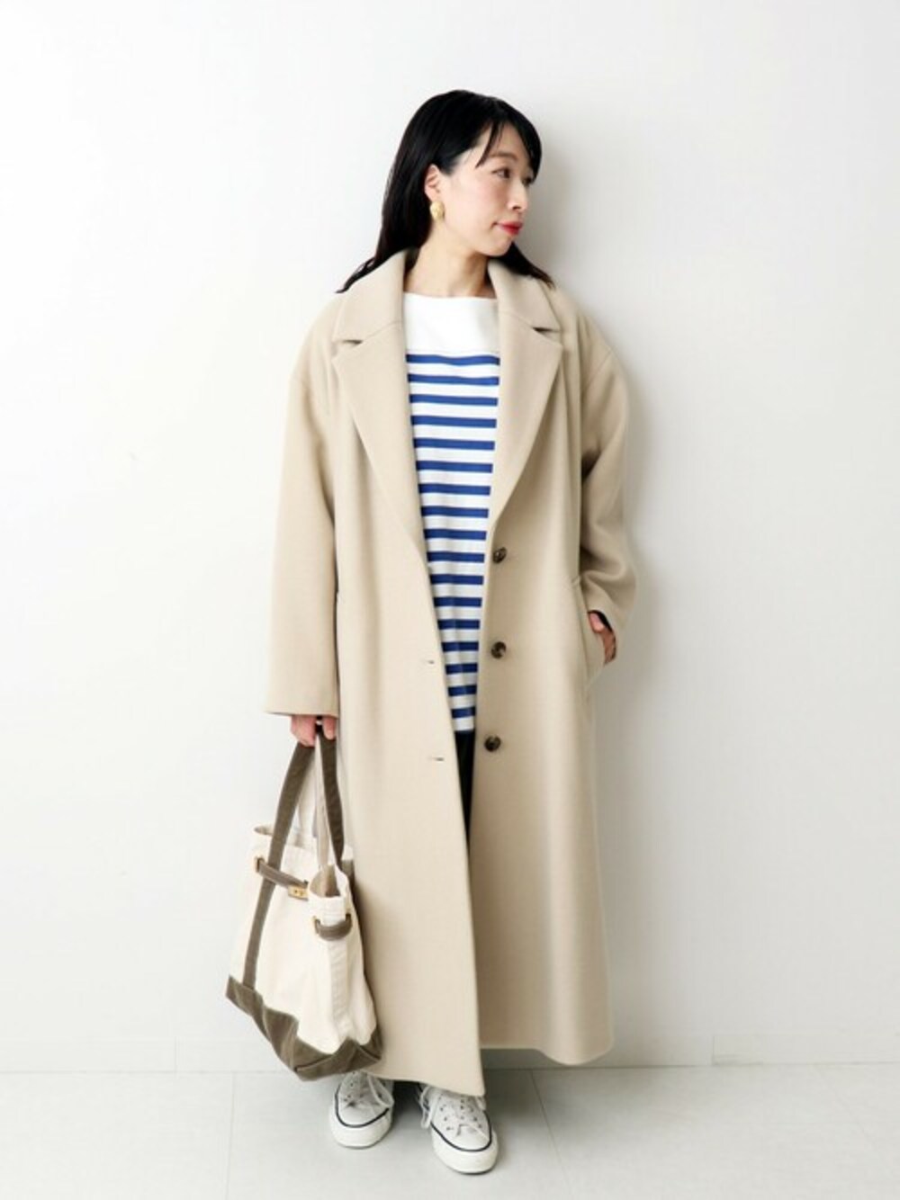 ベージュ系のその他アウター、ホワイト系のTシャツ/カットソー、グリーン系のスカートを着用したレディースの冬コーディネートの1枚目の写真