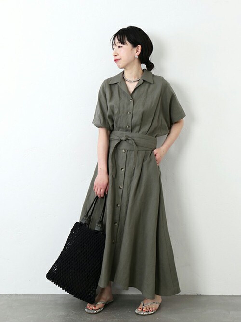 グレー系のワンピースを着用したレディースの春コーディネートの1枚目の写真