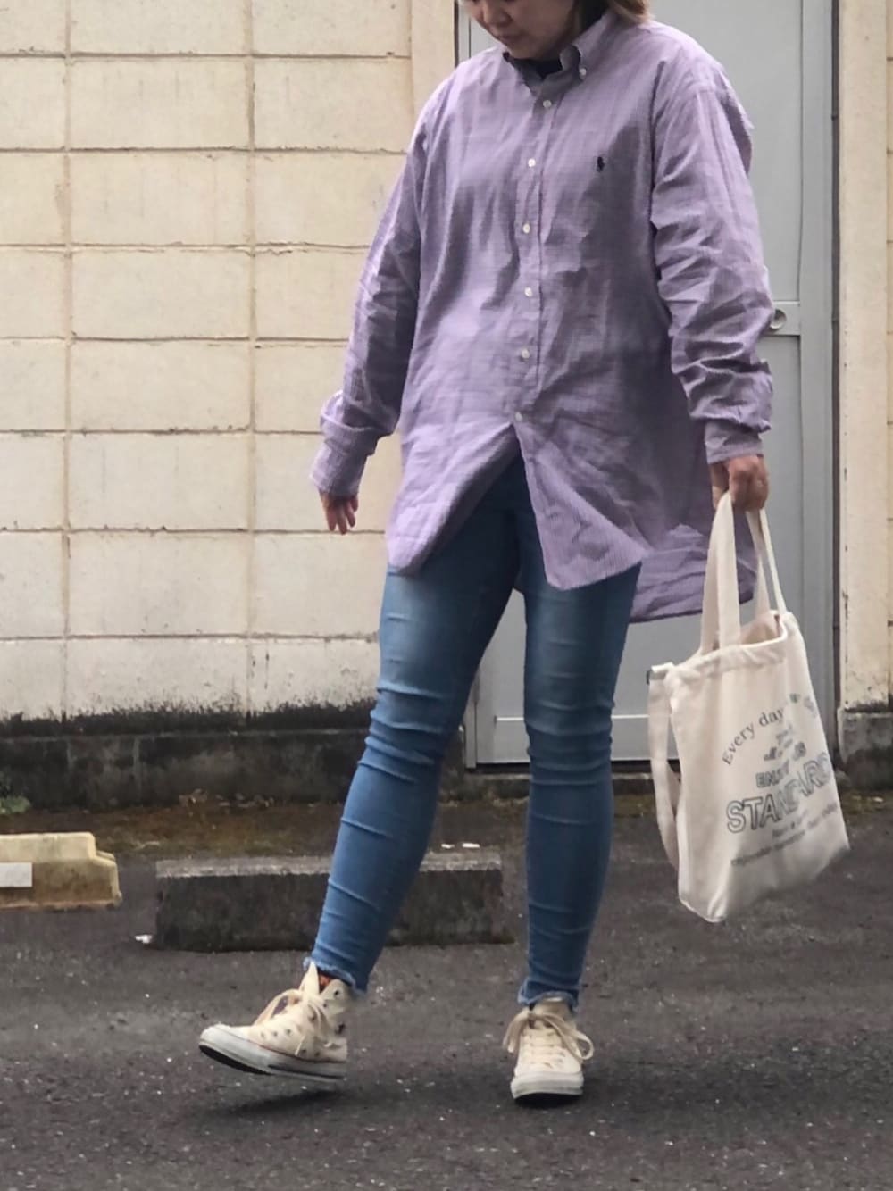 「メンズライク、春、パンツスタイル、プチプラコーデ、ootd、スニーカーコーデ、淡色コーデ、シャツスタイル、ラフ、コンバース」｜「POLO RALPH LAURENのクラシック フィット チェックド シャツ（シャツ/ブラウス、レッド系）」を使った、AIKOさん（レディース・162cm）の春コーディネートの1枚目の写真