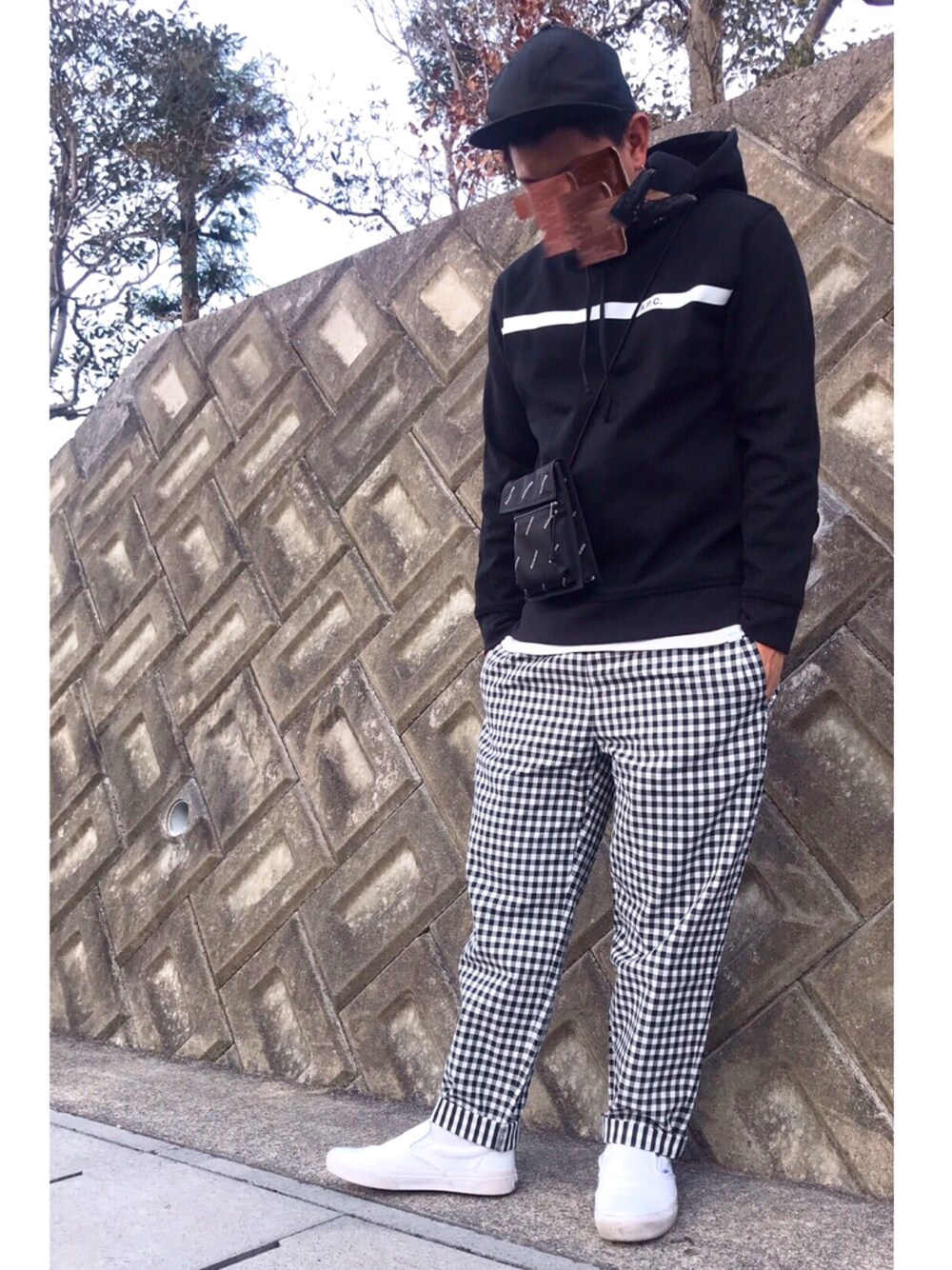 「シンプルコーデ、モノトーン、APC、GU、シェフパンツ、パーカーコーデ、VANS」｜「soeのアイテム（キャップ、ブラック系）」を使った、Ryuさん（メンズ・172cm）の冬コーディネートの1枚目の写真