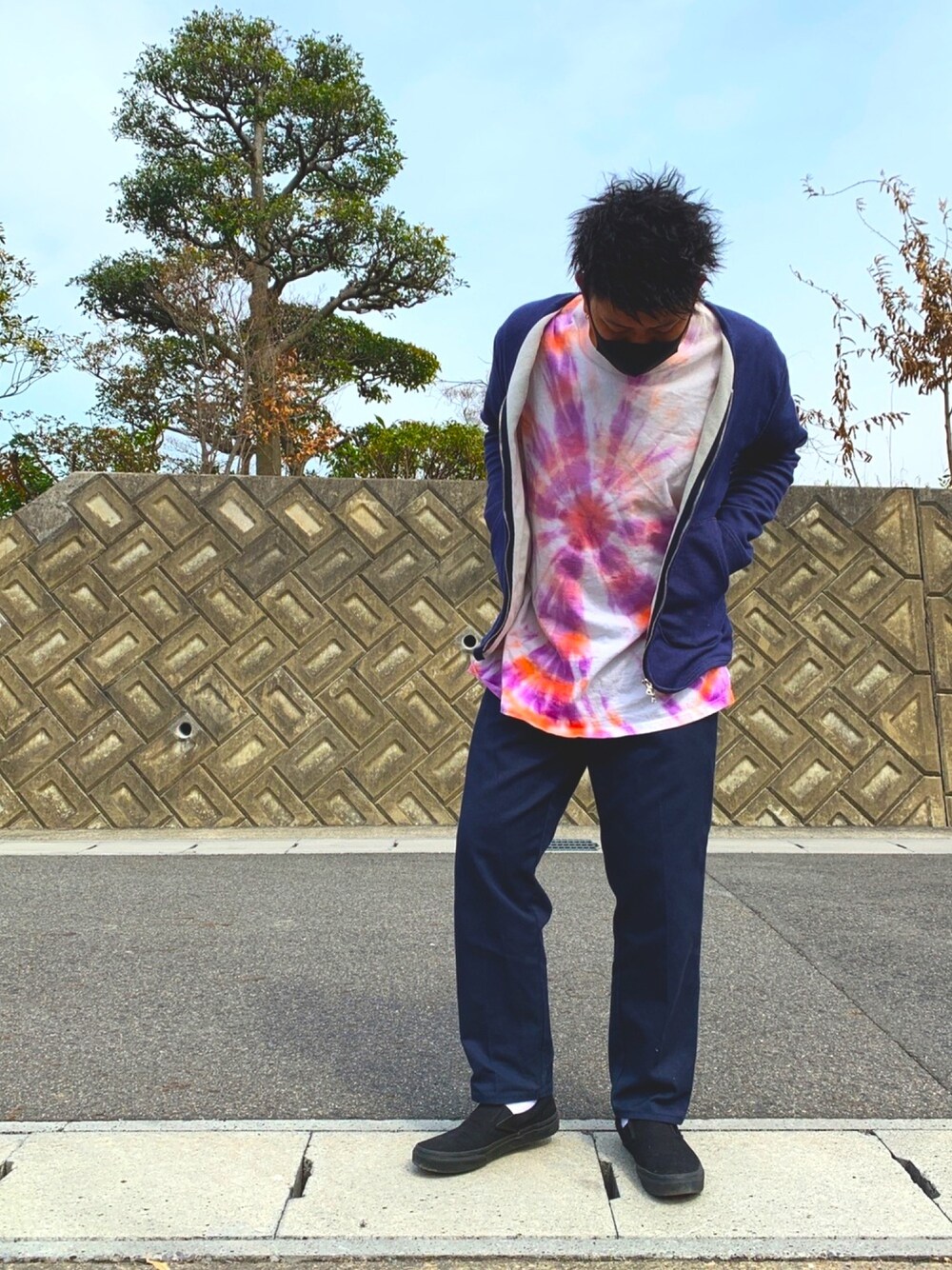 「春コーデ、タイダイ柄、ソフネット、BEDWIN & THE HEARTBREAKERS、VANS、ネイビー、カーディガン」｜「FRUIT OF THE LOOMのアイテム（Tシャツ/カットソー、その他）」を使った、Ryuさん（メンズ・172cm）の春コーディネートの1枚目の写真