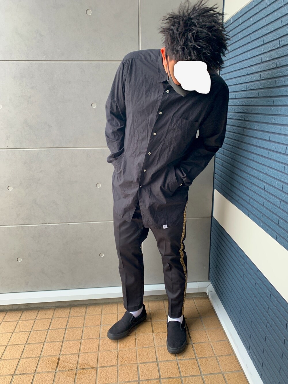 「おしゃれさんと繋がりたい、シャツスタイル、黒コーデ、ひょう柄、BEDWIN & THE HEARTBREAKERS、VANS、スリッポン、ラインパンツ」｜「BEDWIN & THE HEARTBREAKERSのアイテム（シャツ/ブラウス、ブラック系）」を使った、Ryuさん（メンズ・172cm）の春コーディネートの1枚目の写真